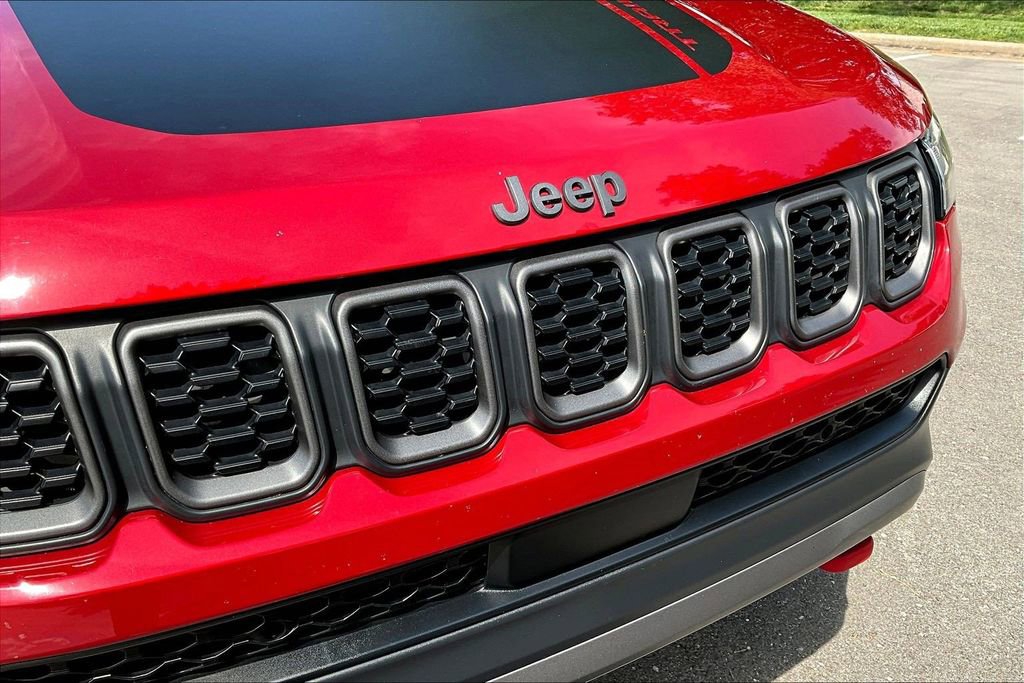 Used 2025 Jeep Compass Trailhawk w/ Trailer Tow Group AWD/4WD image 31