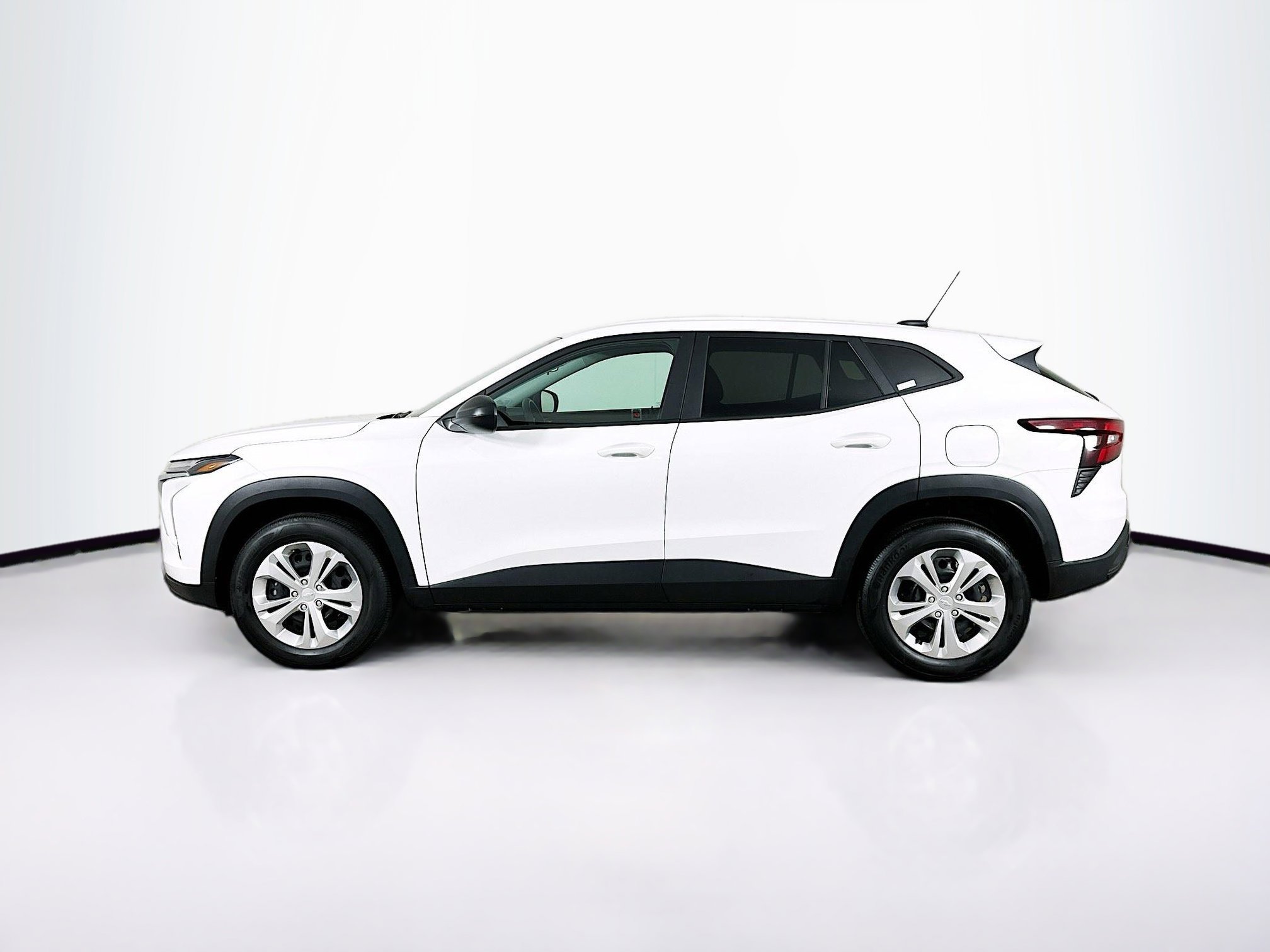 Used 2025 Chevrolet Trax LS image 4