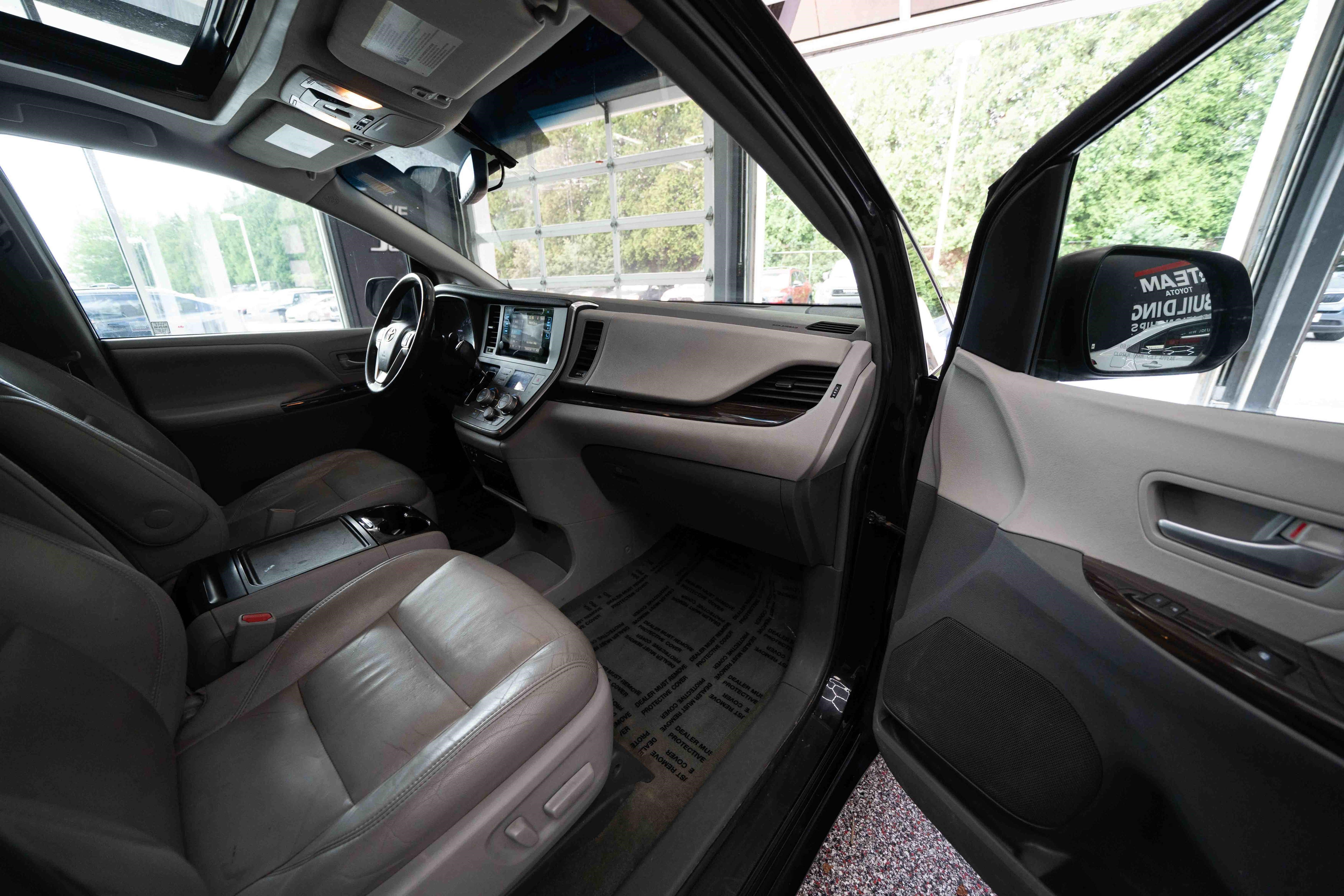 Used 2017 Toyota Sienna XLE Premium FWD image 27