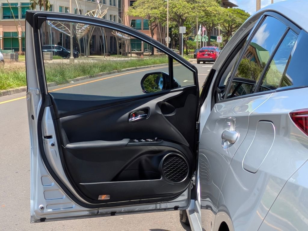 Used 2017 Toyota Prius Prime Advanced FWD image 9