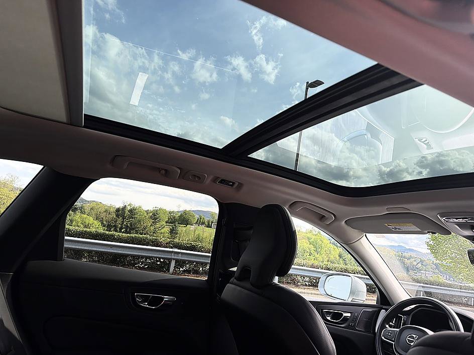 Used 2019 Volvo XC60 T5 Momentum w/ Multimedia Package FWD image 6