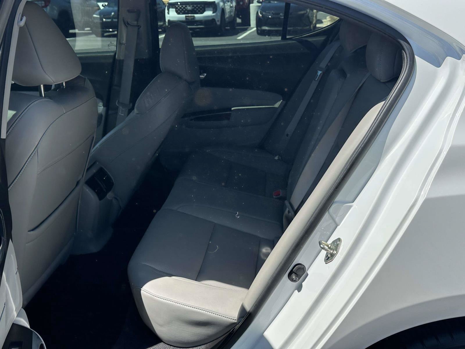 Used 2016 Acura TLX w/ Technology Package FWD image 9