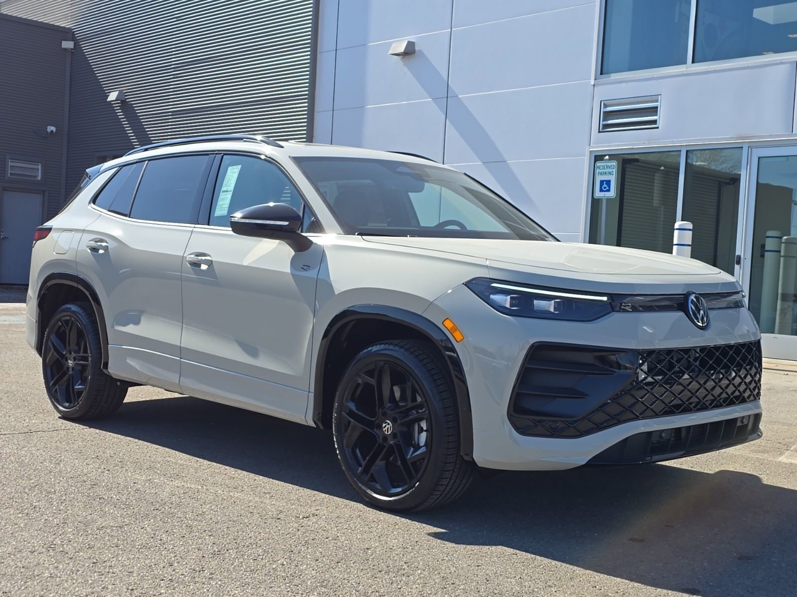 New 2026 Volkswagen Tiguan SE R-Line AWD/4WD image 3