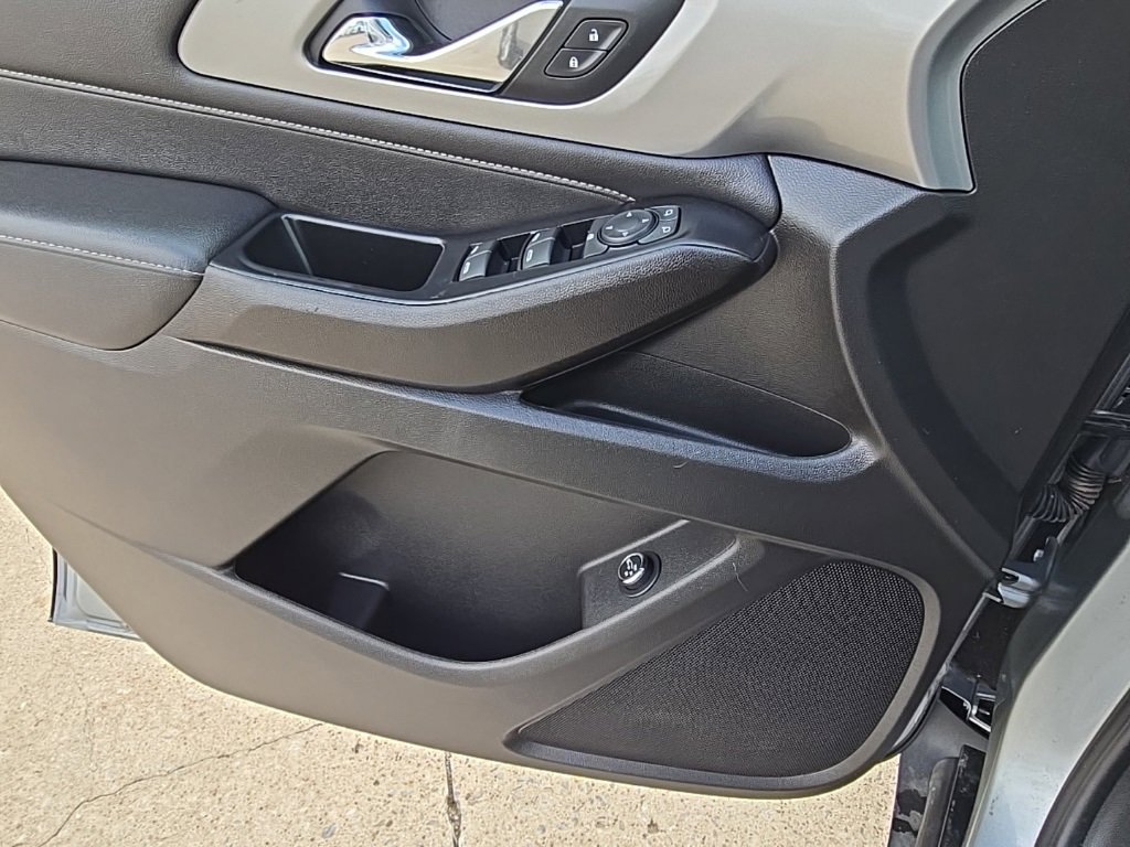 Used 2023 Chevrolet Traverse LT w/ Rear Camera Mirror Package image 36