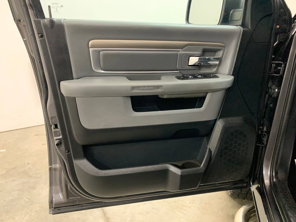 Used 2017 RAM 1500 Classic SLT AWD/4WD image 16
