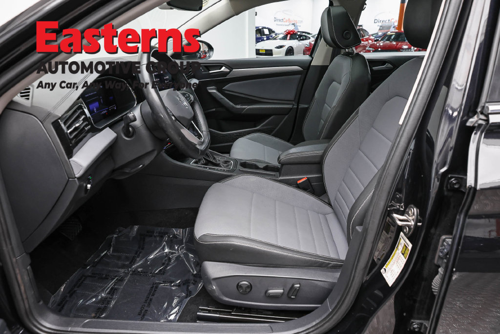 Used 2025 Volkswagen Jetta SE FWD image 15