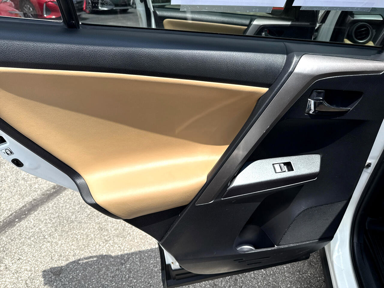 Used 2018 Toyota RAV4 XLE image 18