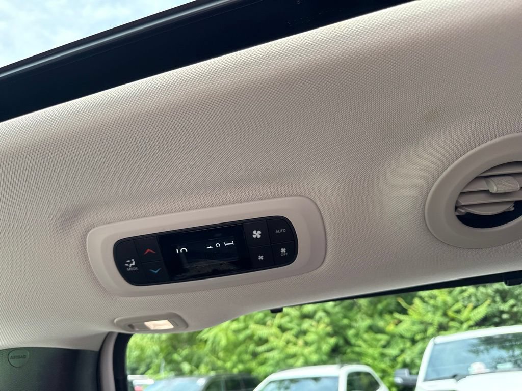 Used 2019 Chrysler Pacifica Limited w/ Advanced Safetytec Group FWD image 19