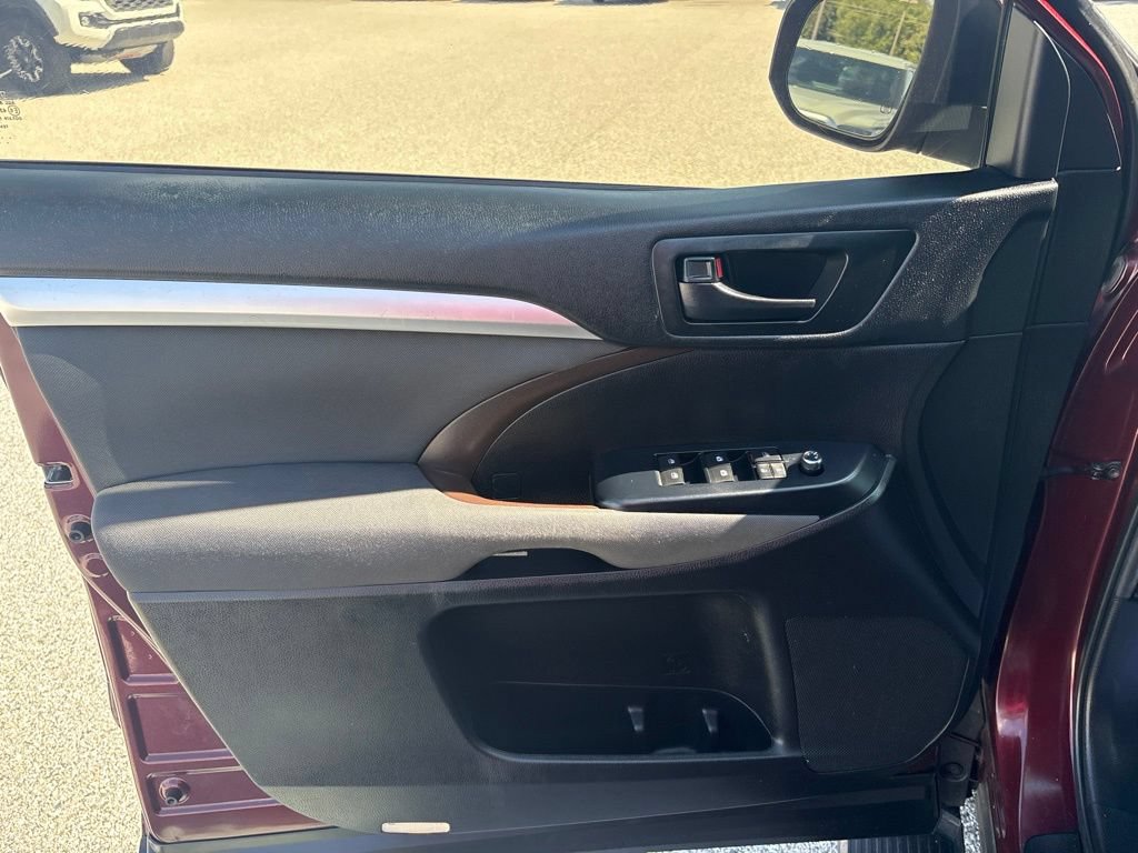 Used 2019 Toyota Highlander LE AWD/4WD image 10