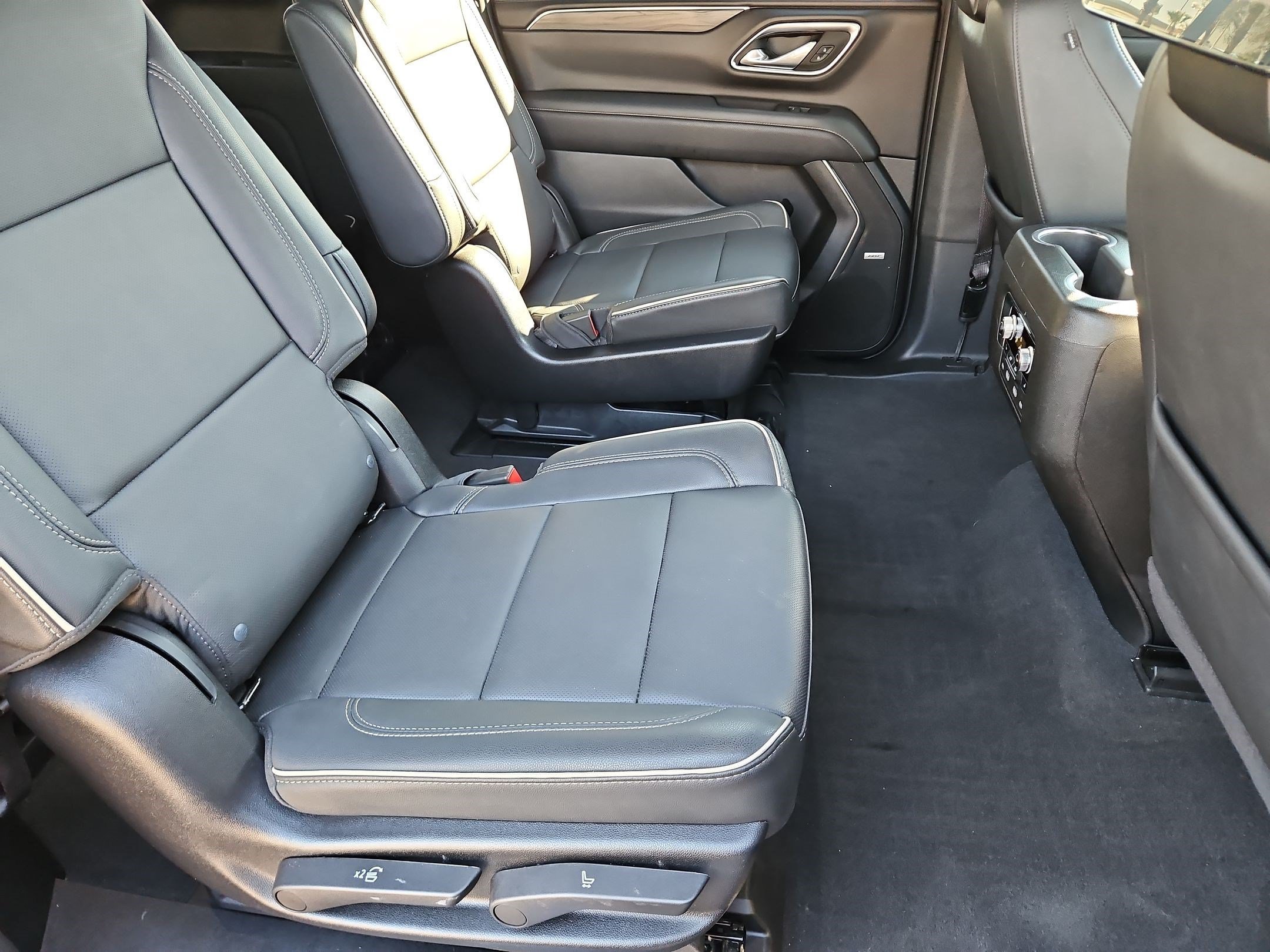 Certified 2024 GMC Yukon XL SLT w/ SLT Premium Package AWD/4WD image 28