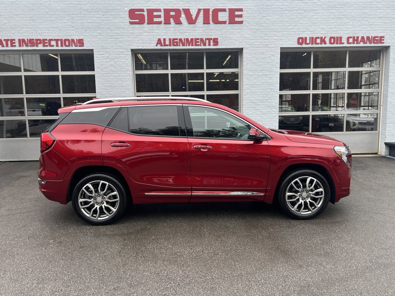 Used 2024 GMC Terrain Denali w/ Denali Premium Package AWD/4WD image 8