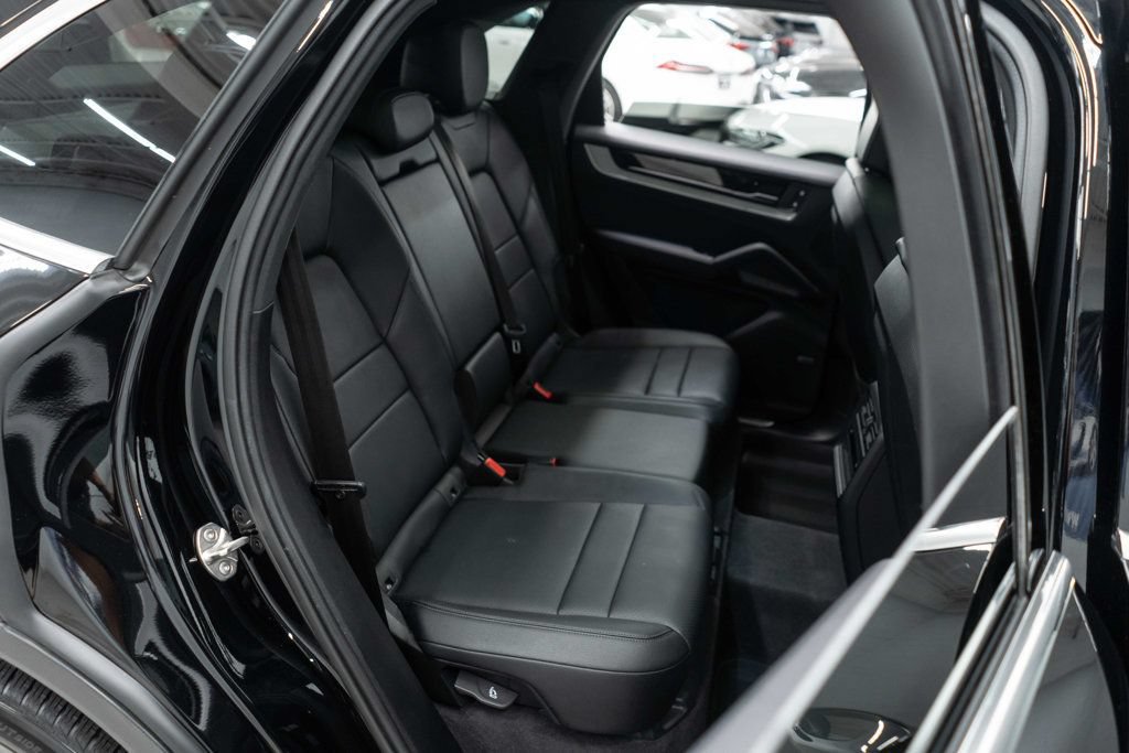 Used 2024 Porsche Cayenne AWD/4WD image 13