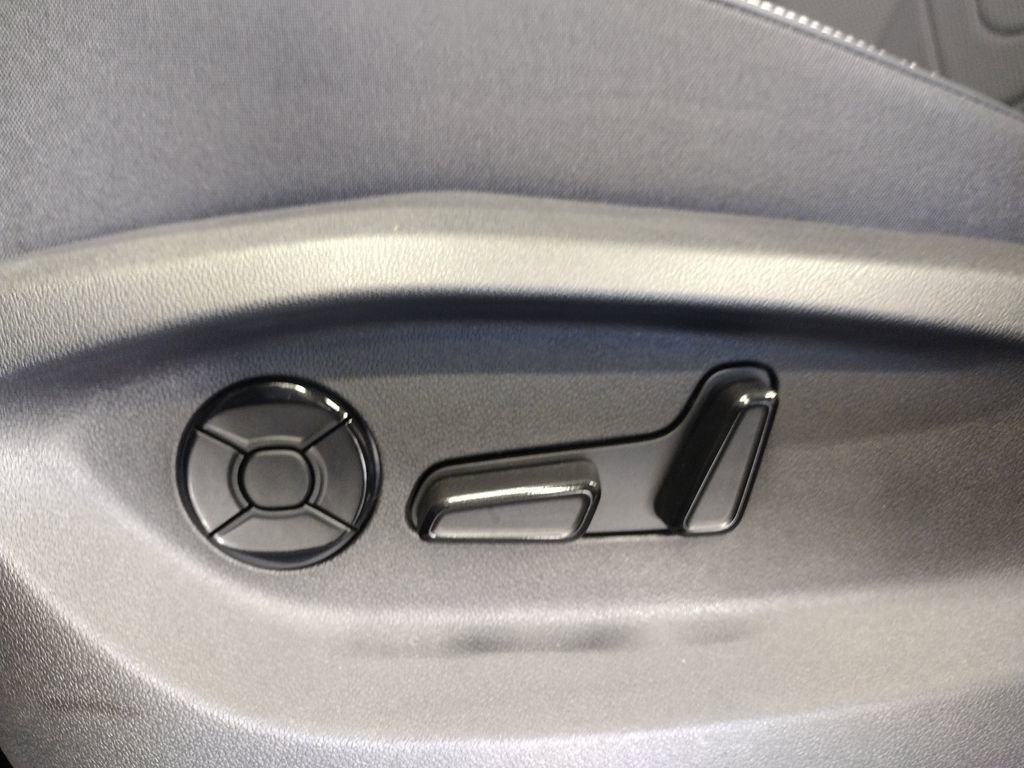 New 2025 Volkswagen Tiguan SE image 19