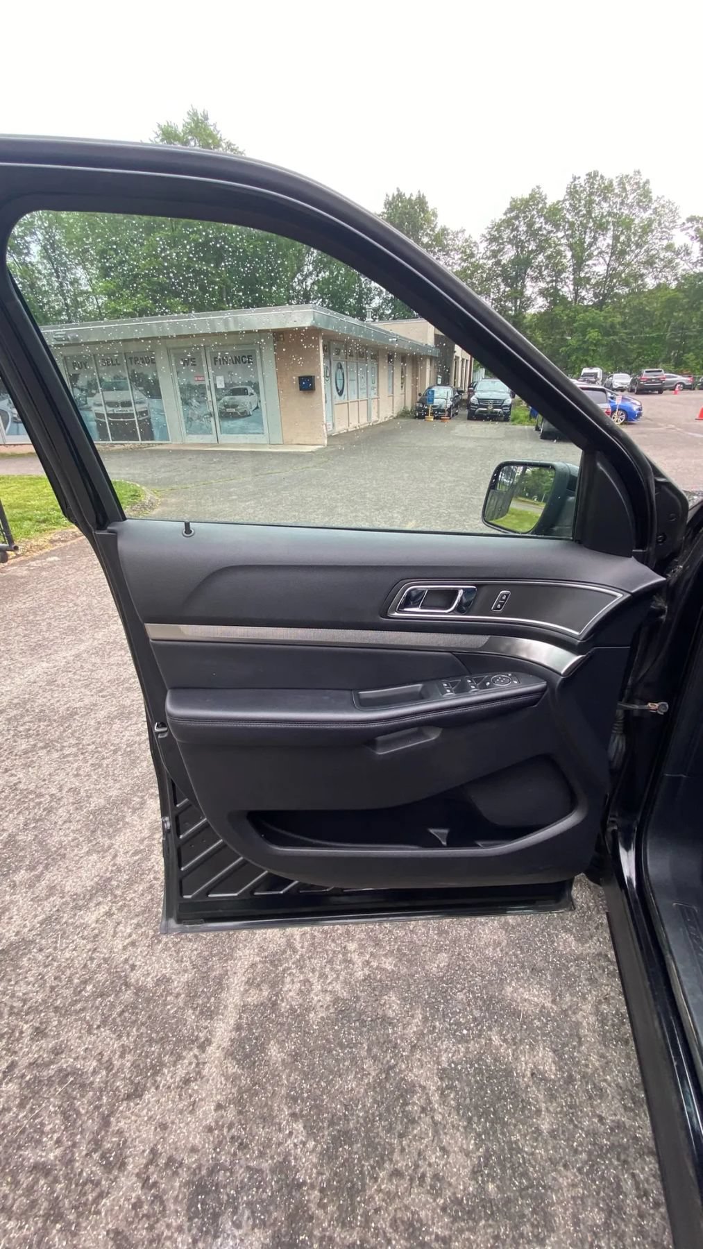 Used 2018 Ford Explorer XLT w/ Equipment Group 202A AWD/4WD image 9
