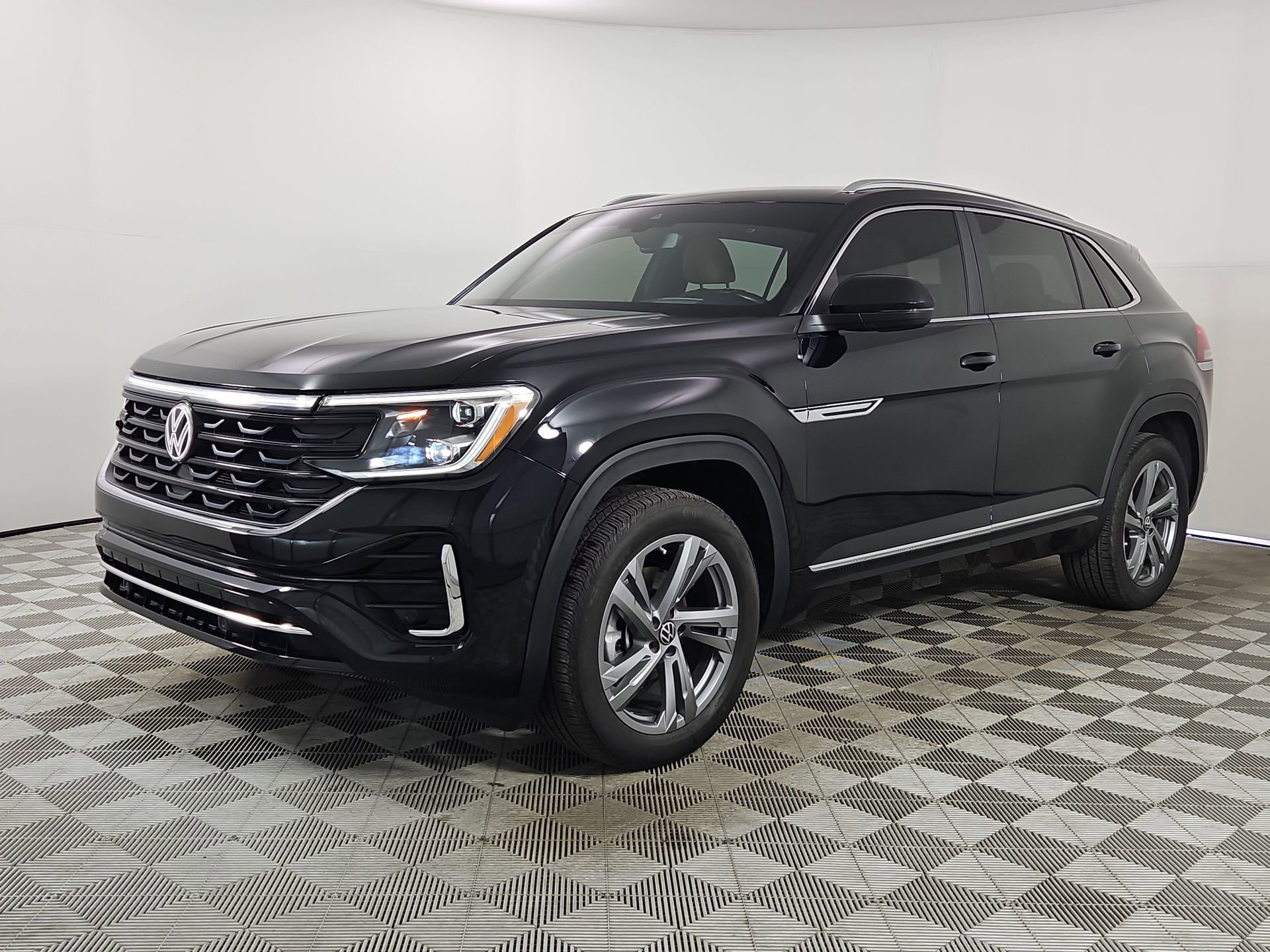 Used 2024 Volkswagen Atlas Cross Sport SEL R-Line AWD/4WD image 3