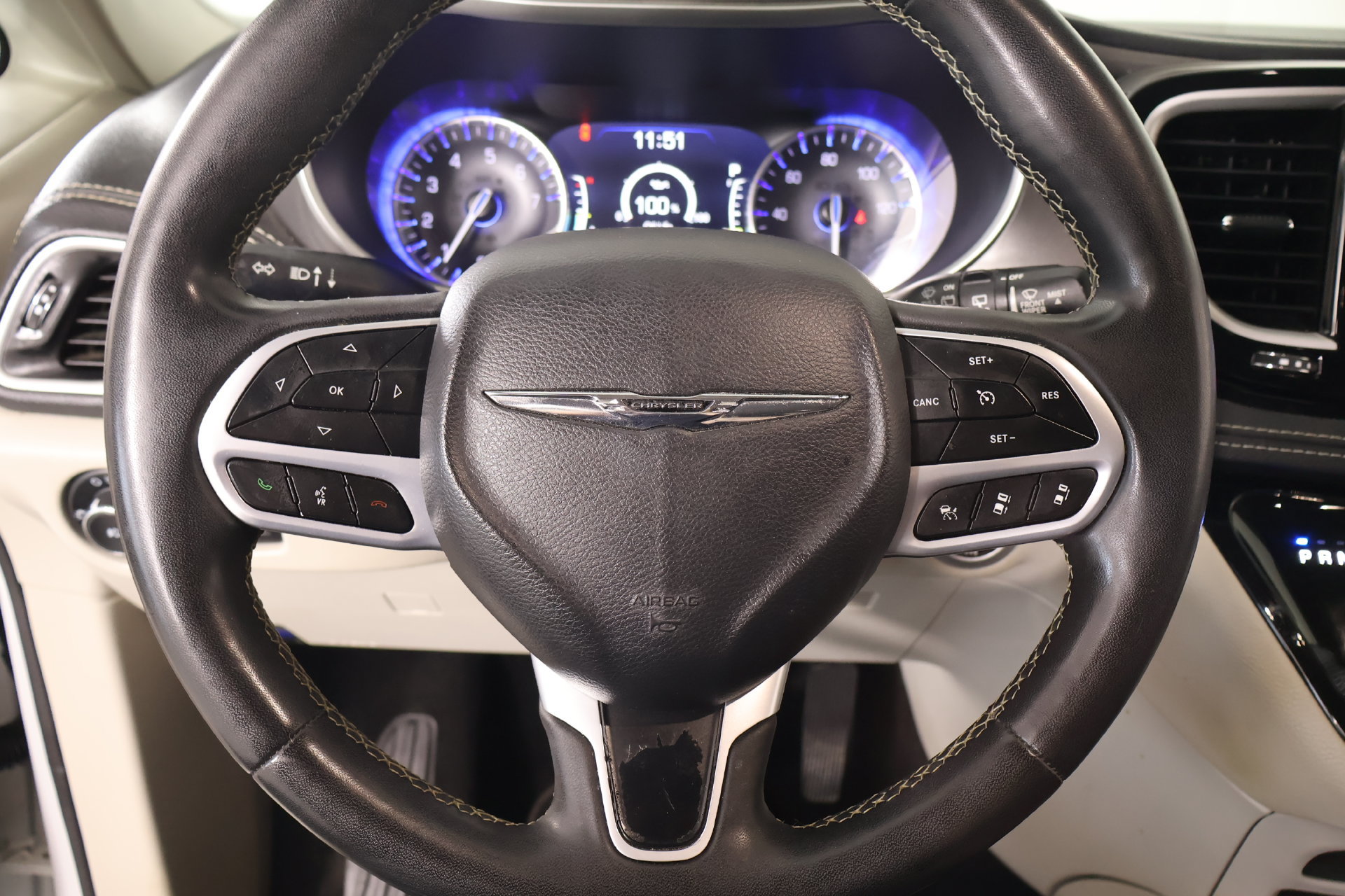 Used 2023 Chrysler Pacifica Touring-L FWD image 3