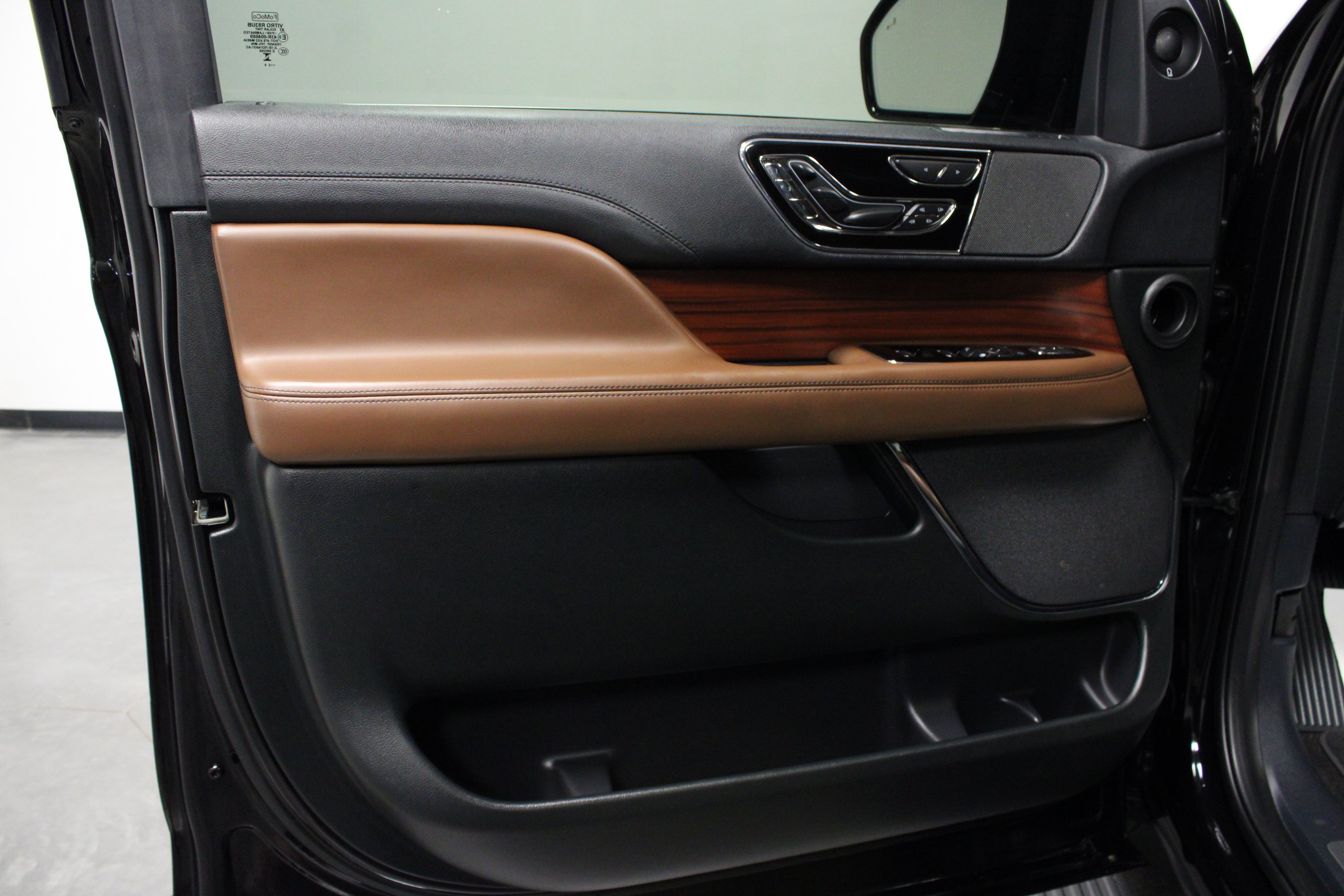 Used 2024 Lincoln Navigator L Reserve w/ Monochromatic Package AWD/4WD image 11