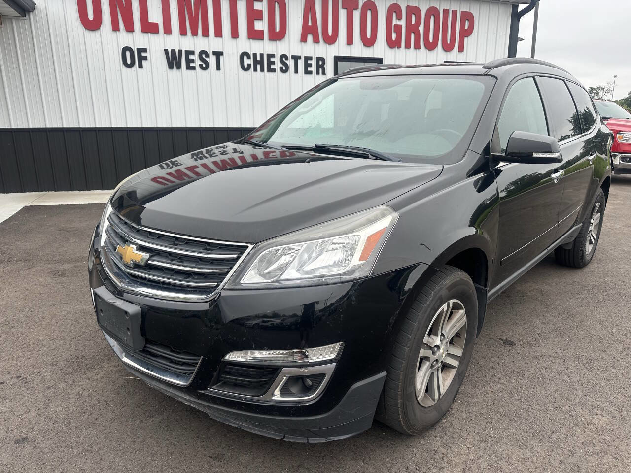 Used 2017 Chevrolet Traverse LT image 2