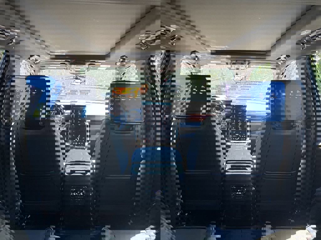 New 2025 GMC Yukon XL Denali w/ Denali Reserve Package image 16