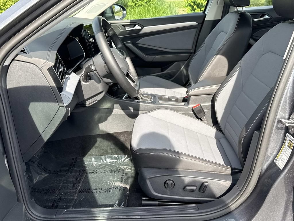 Used 2025 Volkswagen Jetta SE FWD image 24
