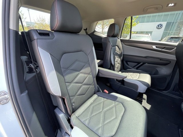 New 2025 Volkswagen Atlas Peak Edition SE image 28