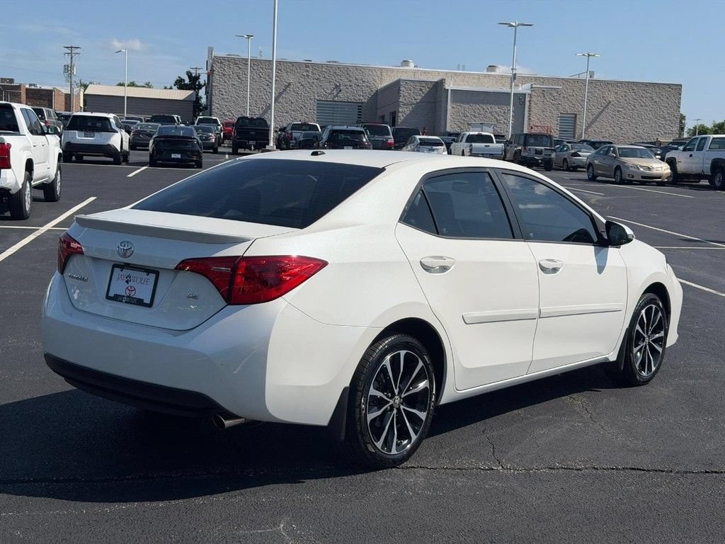 Used 2017 Toyota Corolla SE w/ SE Premium Package FWD image 3