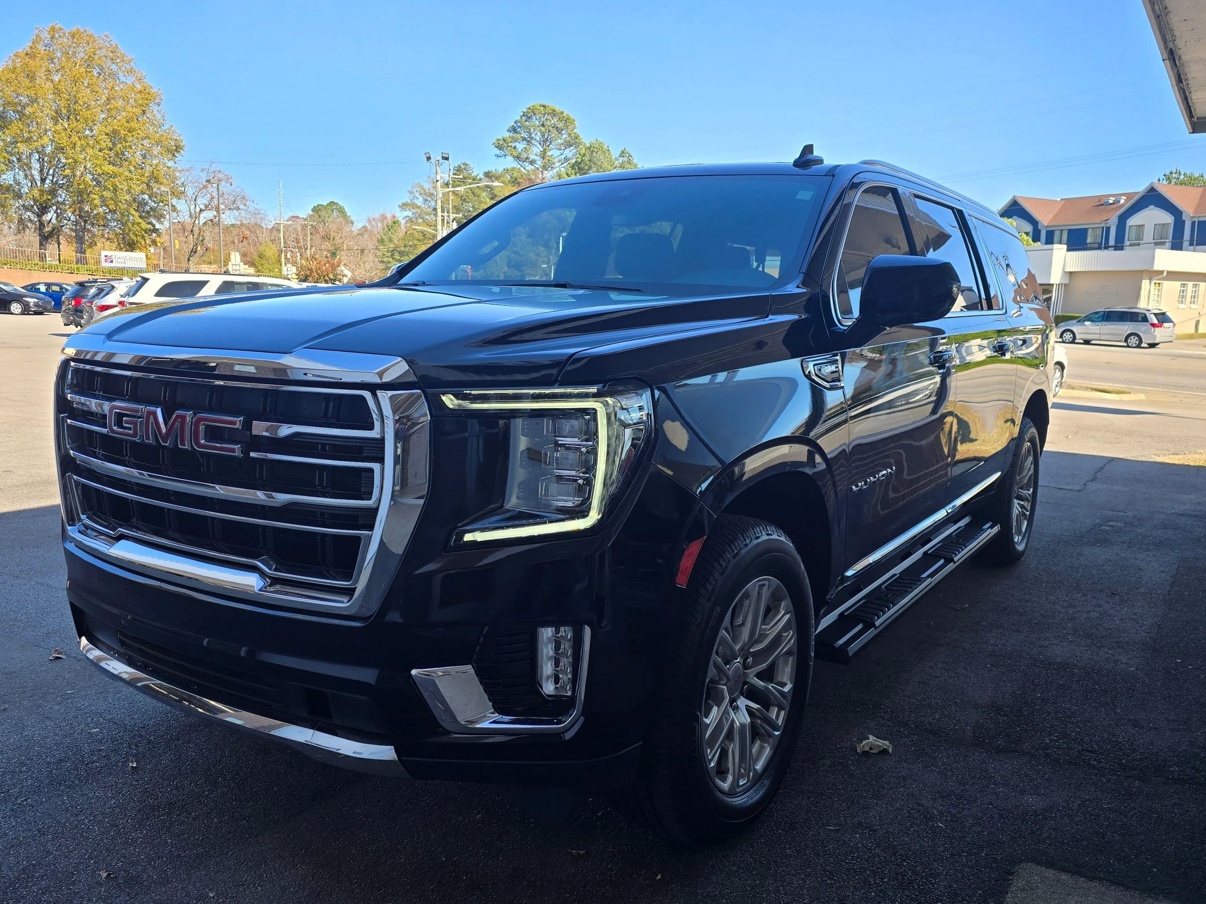 Used 2023 GMC Yukon XL SLT AWD/4WD image 6