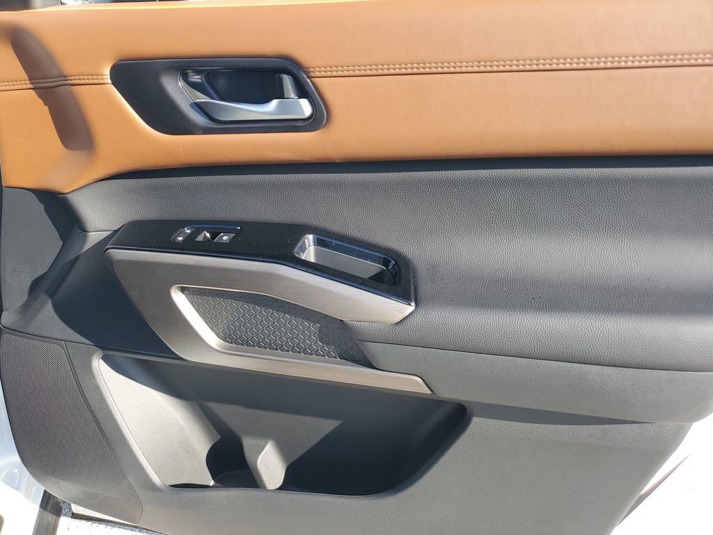 Used 2025 Nissan Pathfinder Platinum image 46