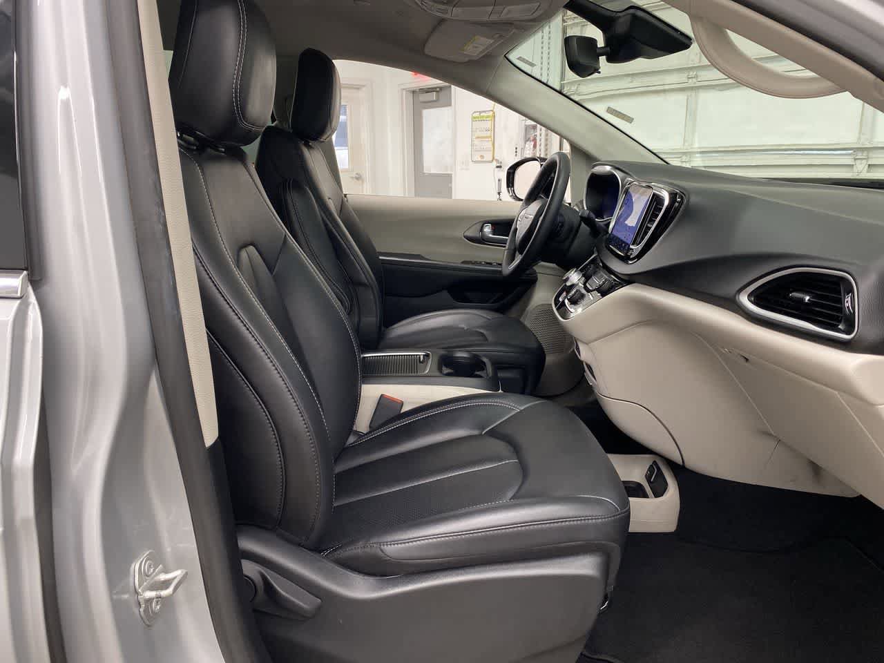 Used 2024 Chrysler Pacifica Touring-L FWD image 18