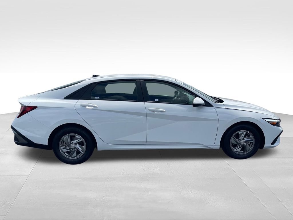 Used 2025 Hyundai Elantra SE FWD image 6