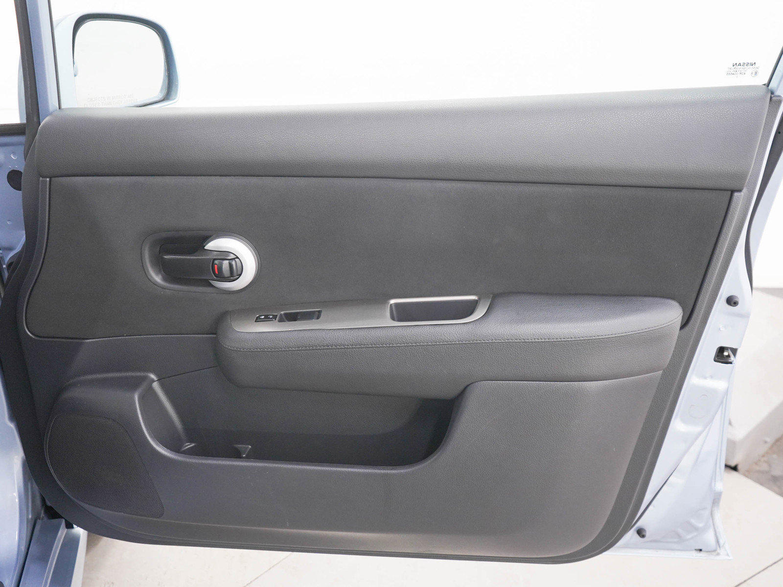 Used 2011 Nissan Versa Hatchback w/ Premium Pkg FWD image 9