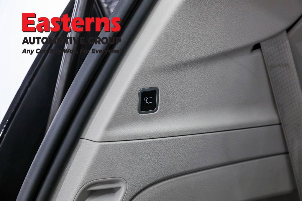 Used 2023 Chrysler Voyager LX image 22