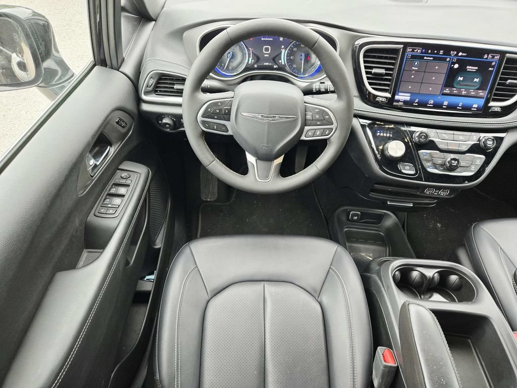 Used 2025 Chrysler Pacifica Select FWD image 10