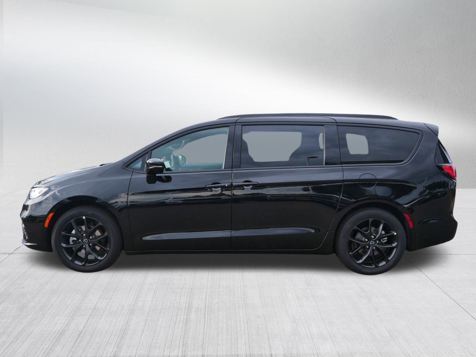 New 2026 Chrysler Pacifica Limited w/ S Appearance Package image 4