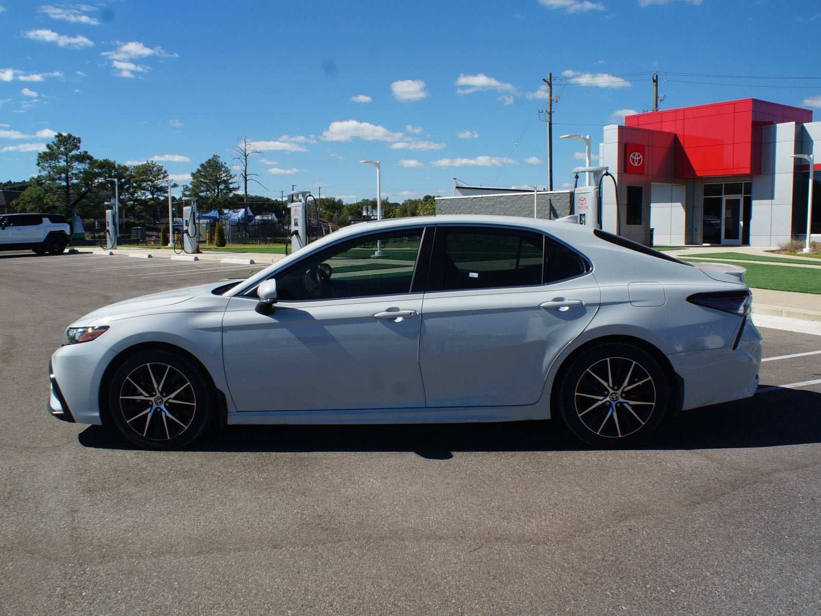 Used 2024 Toyota Camry SE w/ Cold Weather Package FWD image 13
