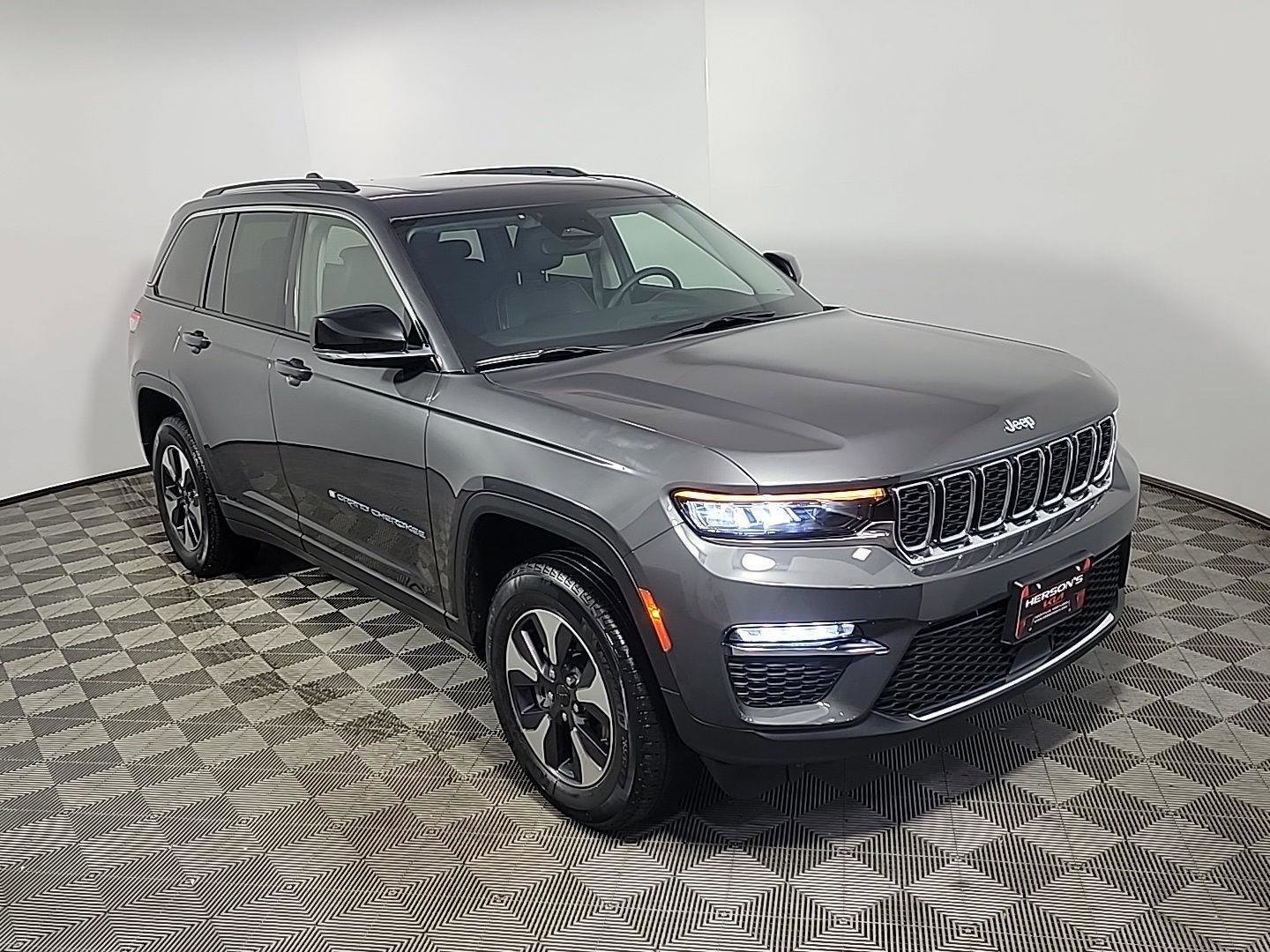 Used 2022 Jeep Grand Cherokee Limited 4xe image 2