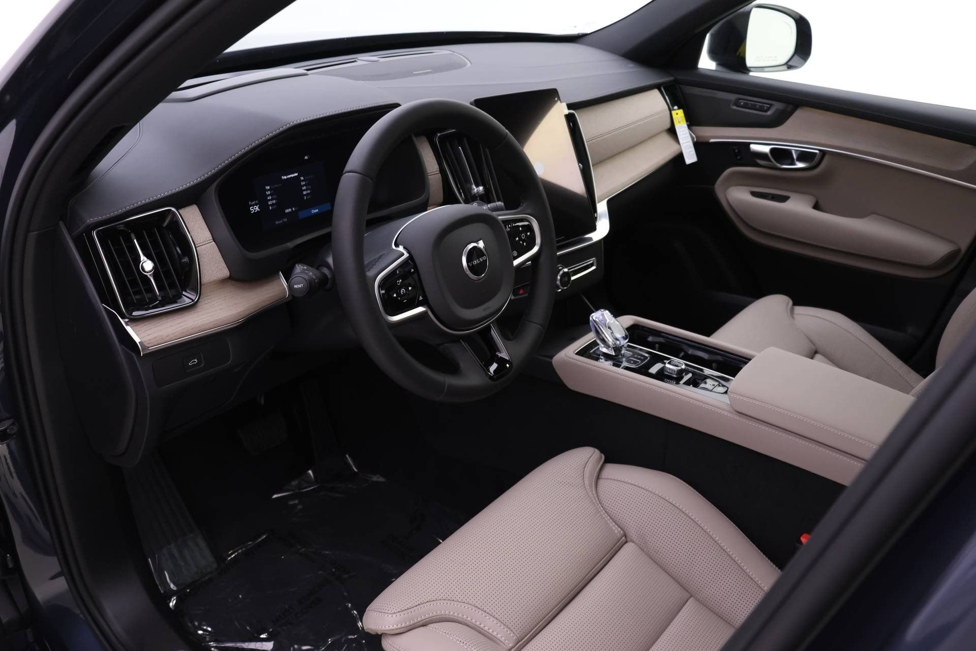 New 2026 Volvo XC90 B6 Ultra w/ Protection Package image 6