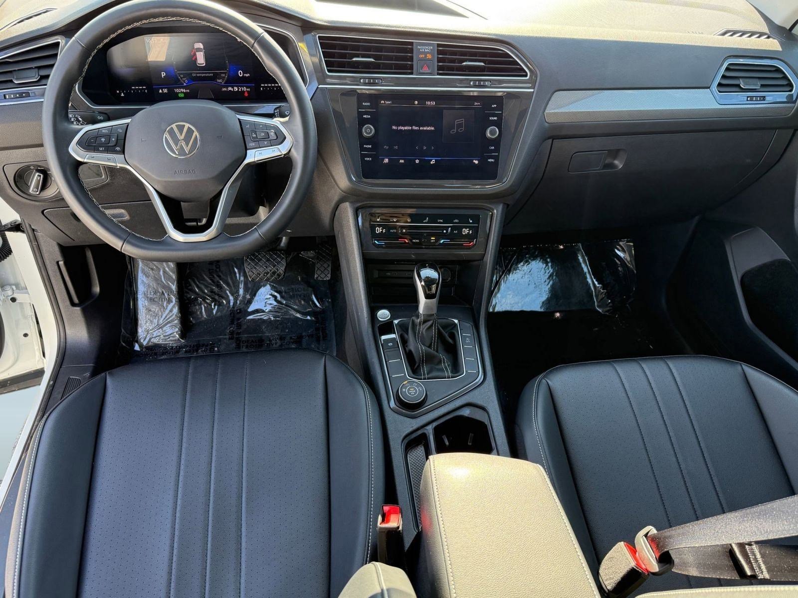 Used 2024 Volkswagen Tiguan SE w/ Panoramic Sunroof Package image 29