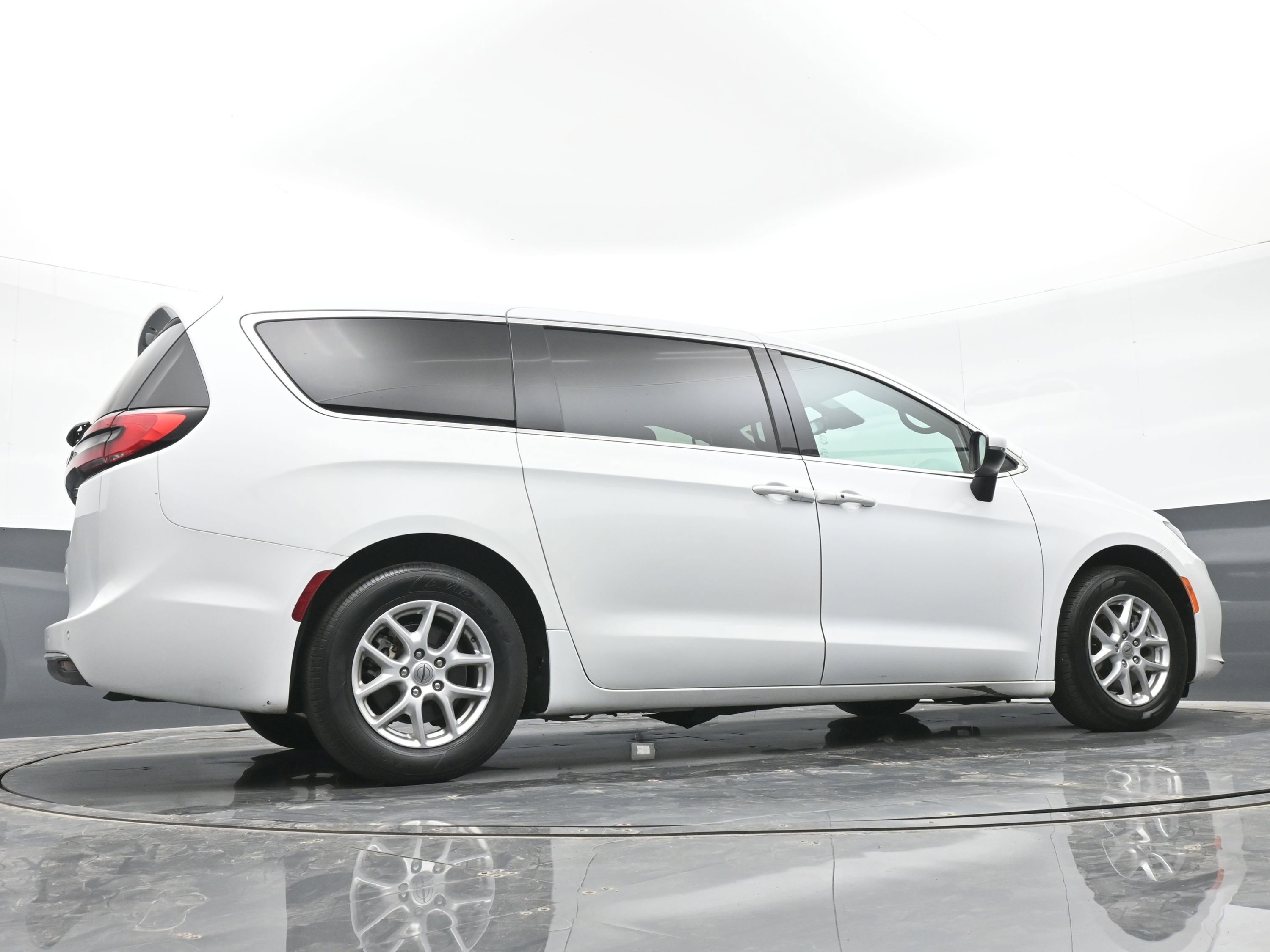 Used 2023 Chrysler Pacifica Touring FWD image 36