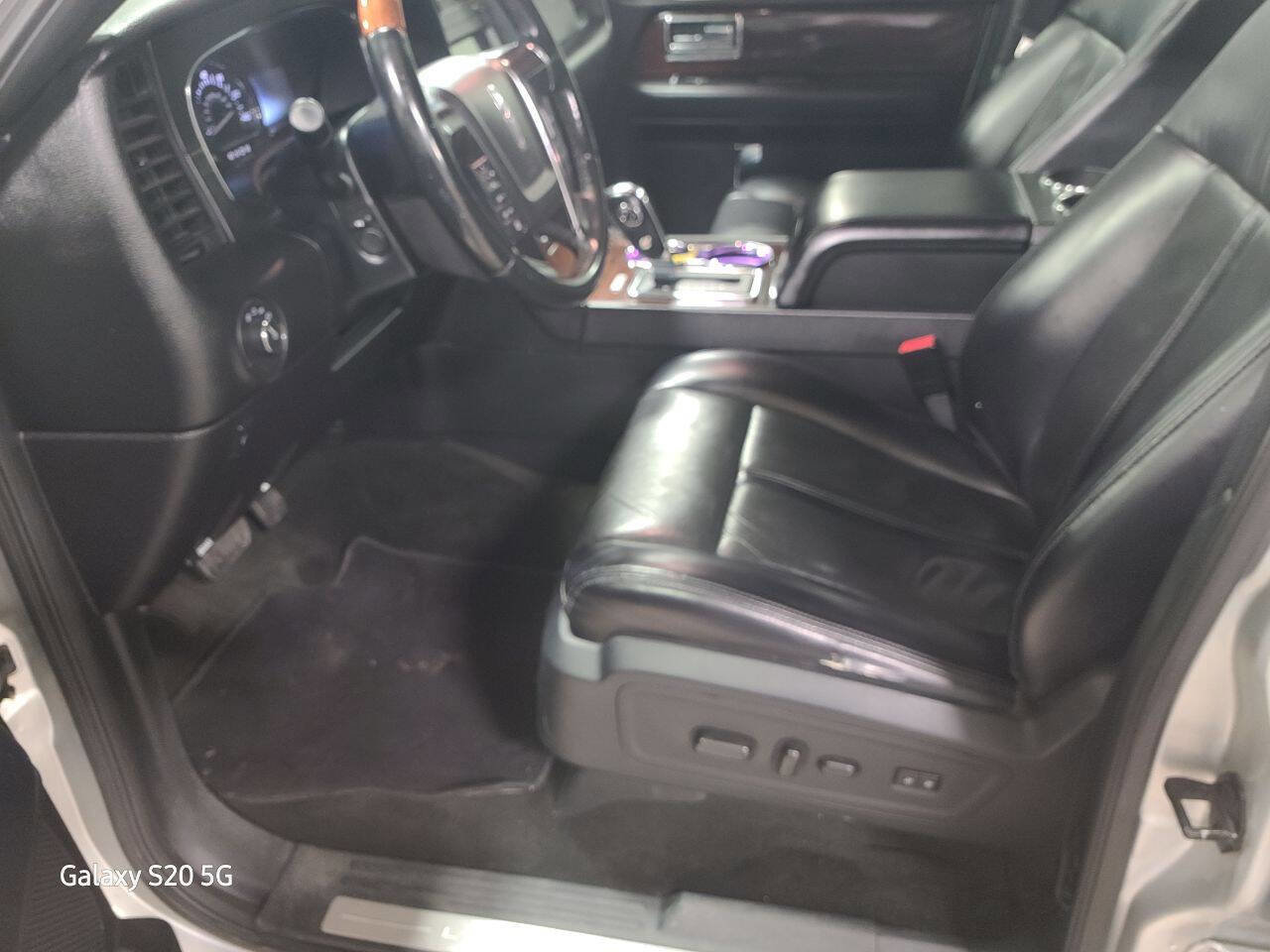 Used 2017 Lincoln Navigator Select image 27