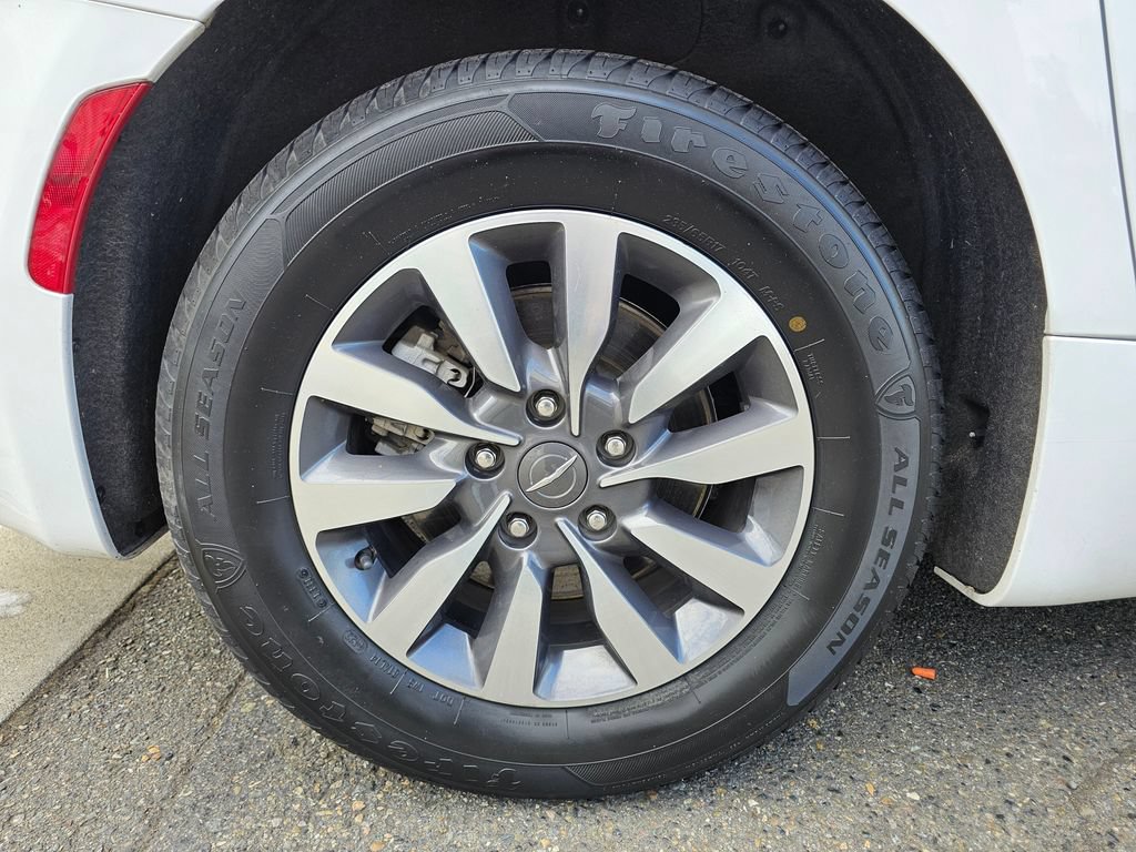 Used 2023 Chrysler Pacifica Touring-L FWD image 9