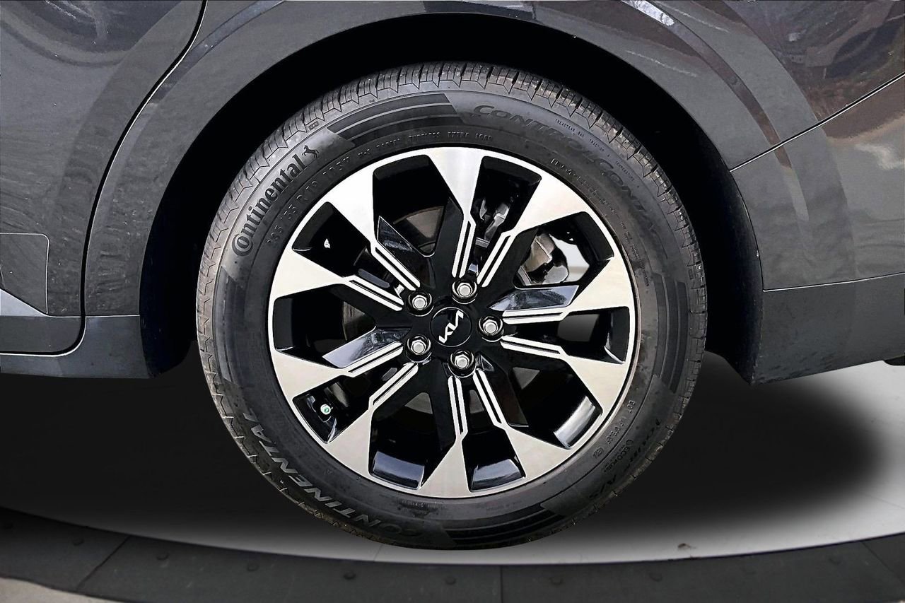 Used 2024 Kia Carnival EX image 35