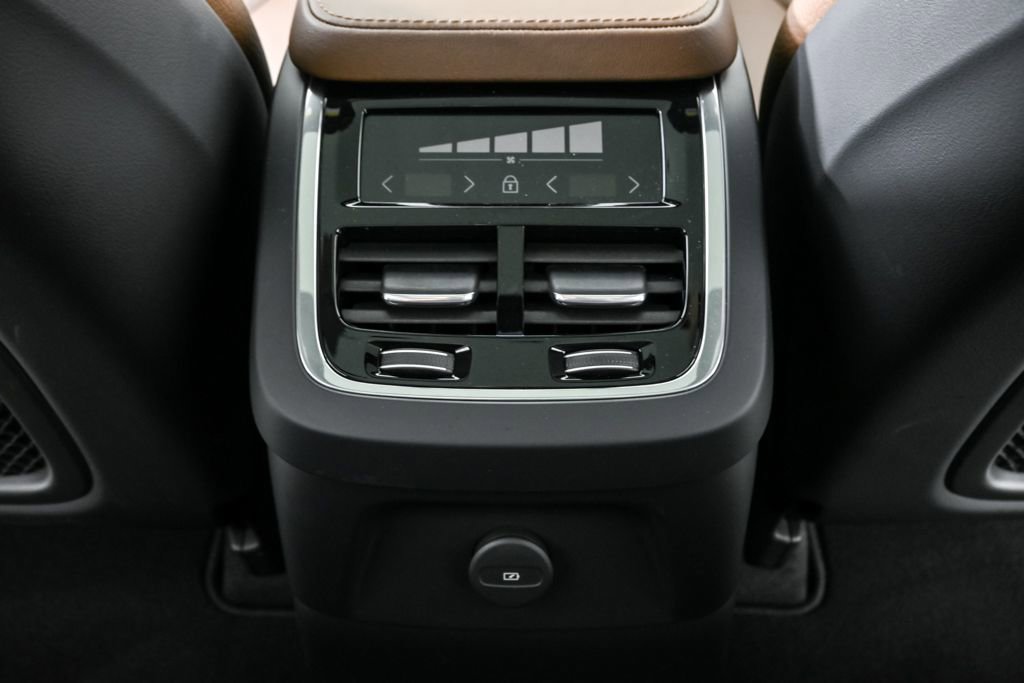 Certified 2024 Volvo XC90 T8 Core image 21