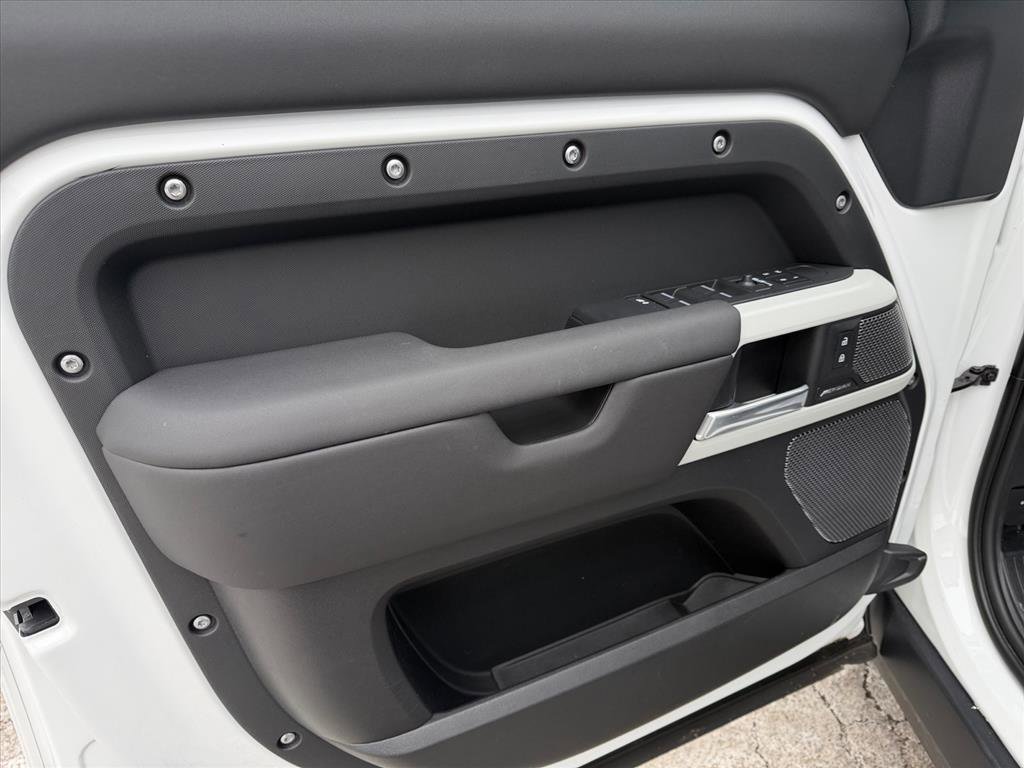 Used 2024 Land Rover Defender 110 S image 8