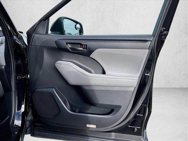 Used 2020 Toyota Highlander L FWD image 19