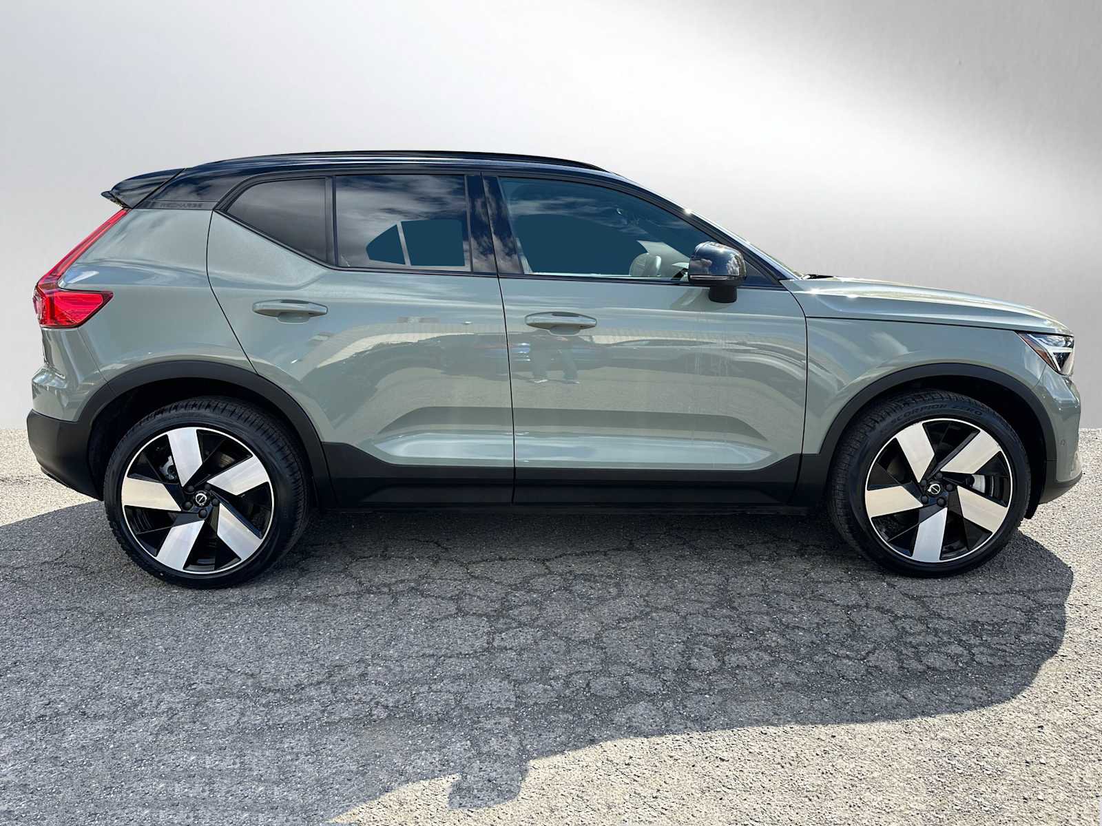 Certified 2023 Volvo XC40 Recharge Ultimate w/ Protection Package Premier AWD/4WD image 3