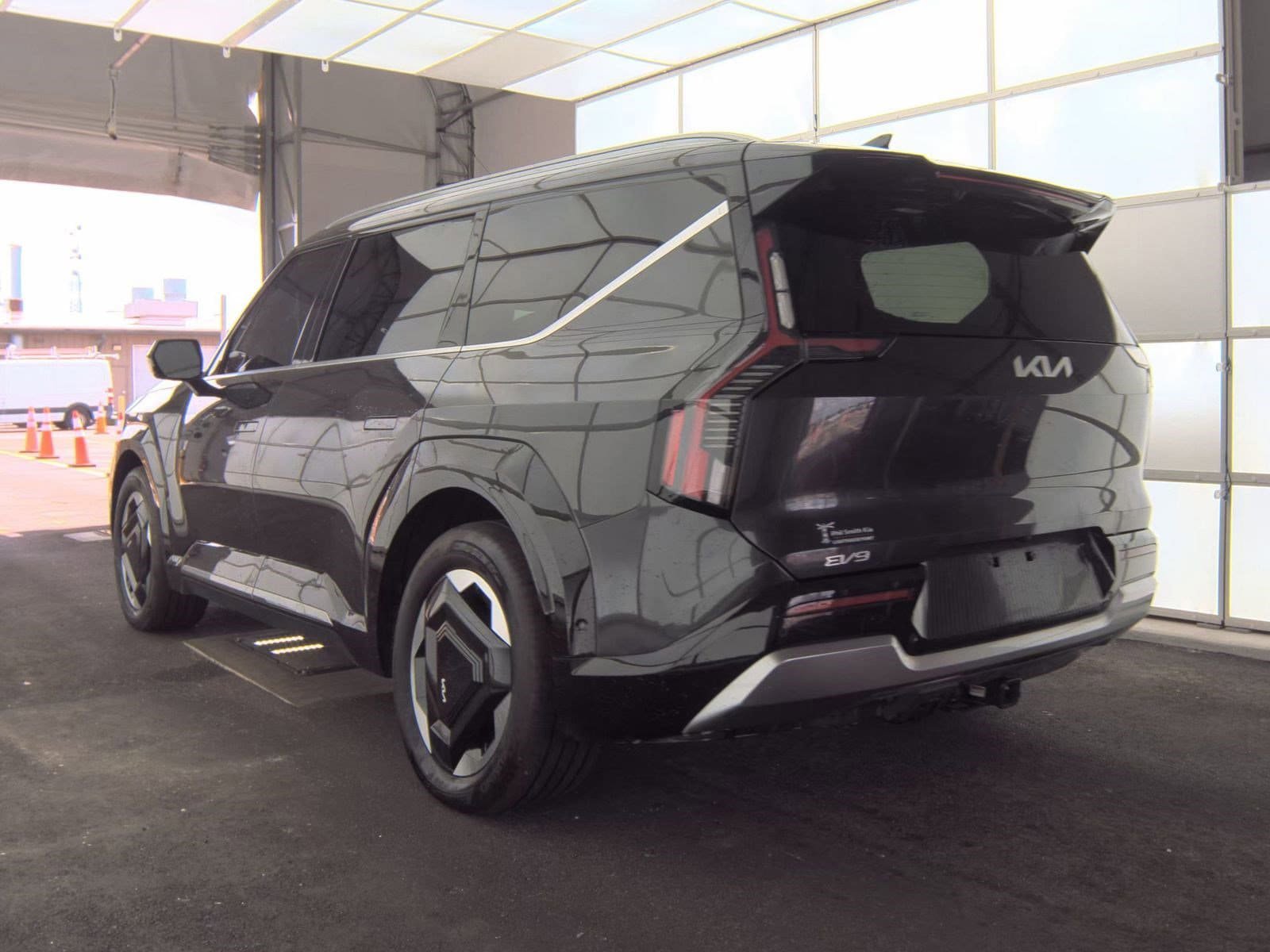 Used 2024 Kia EV9 Land image 5