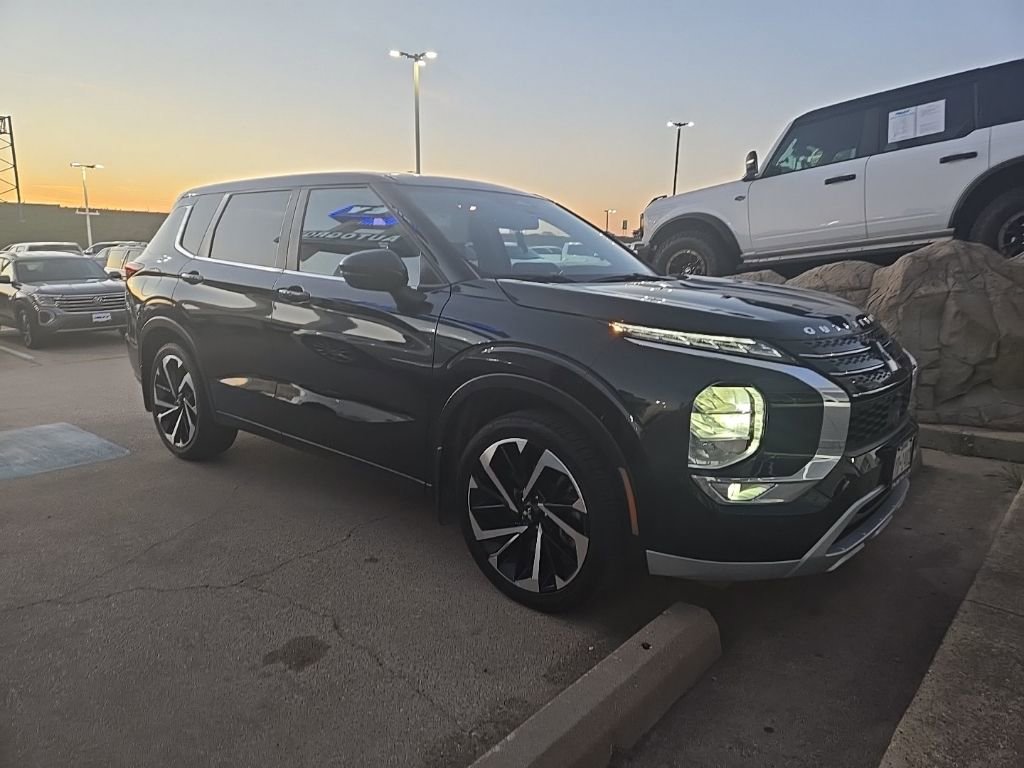 Used 2024 Mitsubishi Outlander SE image 2