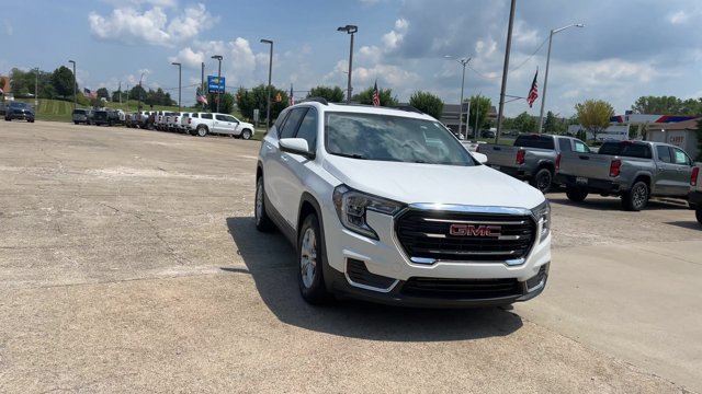 Certified 2023 GMC Terrain SLE w/ Driver Convenience Package AWD/4WD image 3