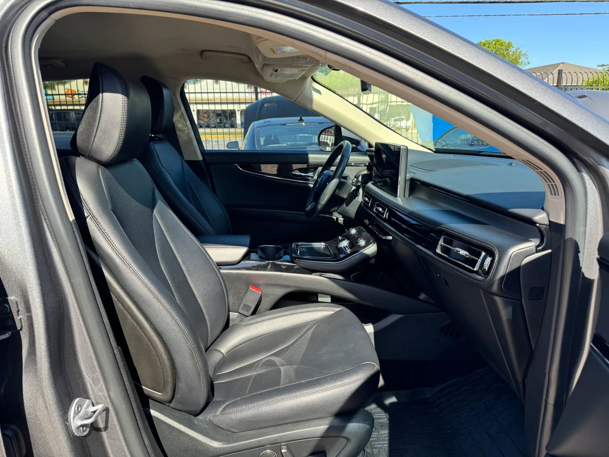 Used 2022 Lincoln Nautilus FWD w/ Premium Package image 20